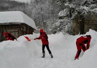 Vrijedni djelatnici i volonteri gospićkog Crvenog križa stalno na terenu!!!