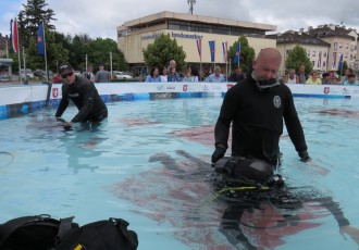 Više od 250 Gospićana na glavnom gradskom trgu tijekom dva dana zaronilo u plavo!!!