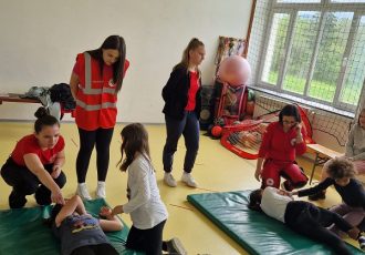 Gospićki  Crveni križ i najmlađe uči kako pružiti prvu pomoć