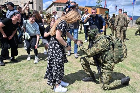 ČESTITAMO: Poručnik Marko Pedić nakon završene hodnje od Udbine do Knina, zaprosio je svoju djevojku – poručnicu Teu Kovačević