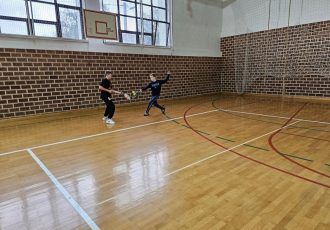 U Brinju održano rekreativno druženje uz pickleball