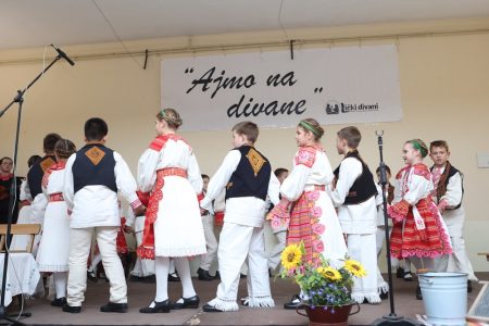 “Ajmo na divane” oduševili prepunu dvoranu Doma u Žabici