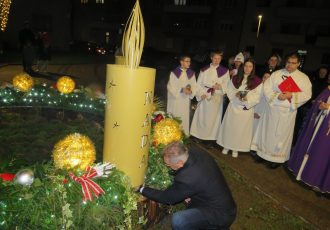 U Gospiću upaljena prva adventska svijeća