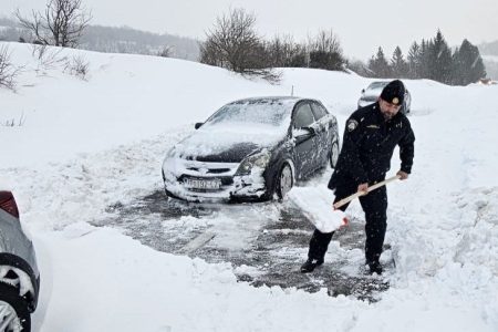 Lički policajci i na Badnjak pokazali da biti policajac nije samo posao, već poziv