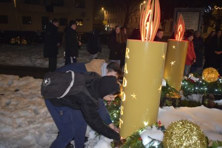 LIJEPO: Krizmanici u Gospiću upalili treću adventsku svijeću, svijeću Radosti