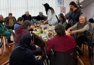 BOŽIĆNO ČUDO: Samo jedna djevojka uspjela je ujediniti cijeli Gospić u božićnom projektu koji spaja generacije!