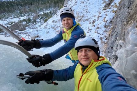 Otočani u lednom penjanju slapa u Sloveniji